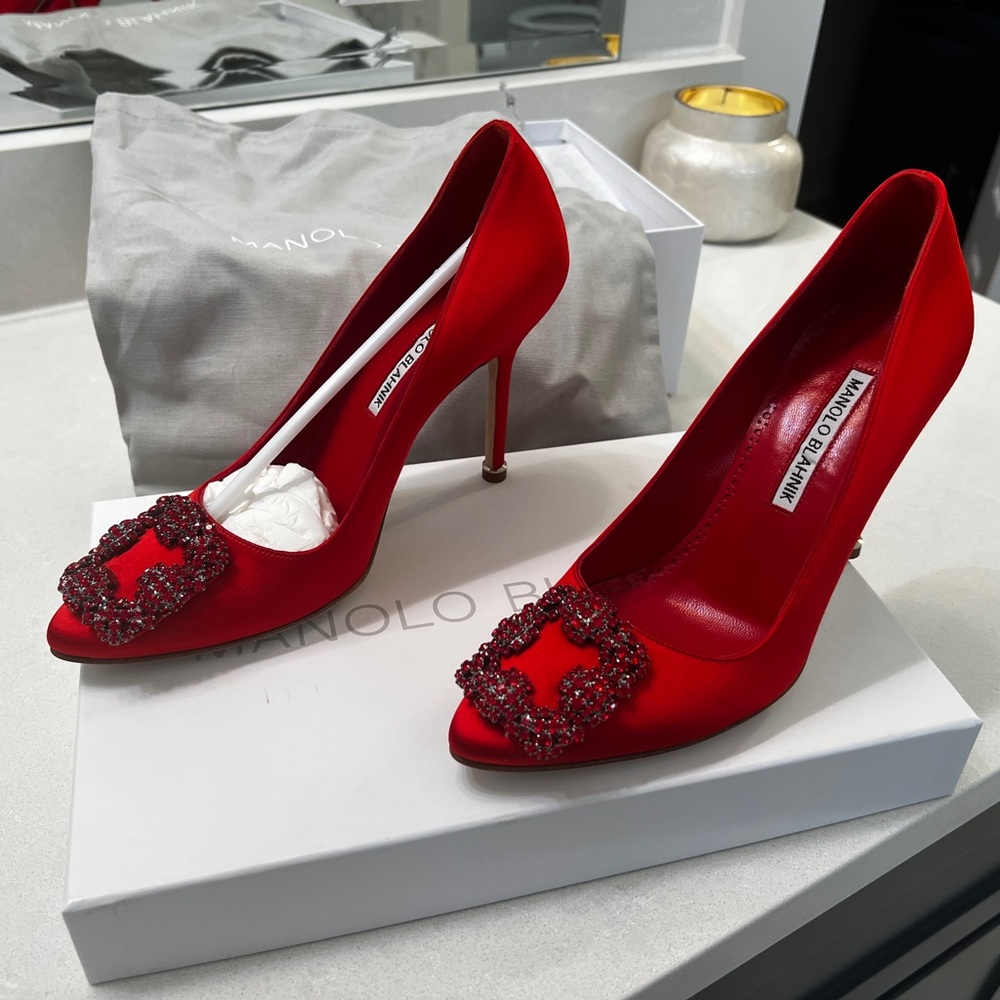 Brand new never worn Manolo Blahnik pumps!!